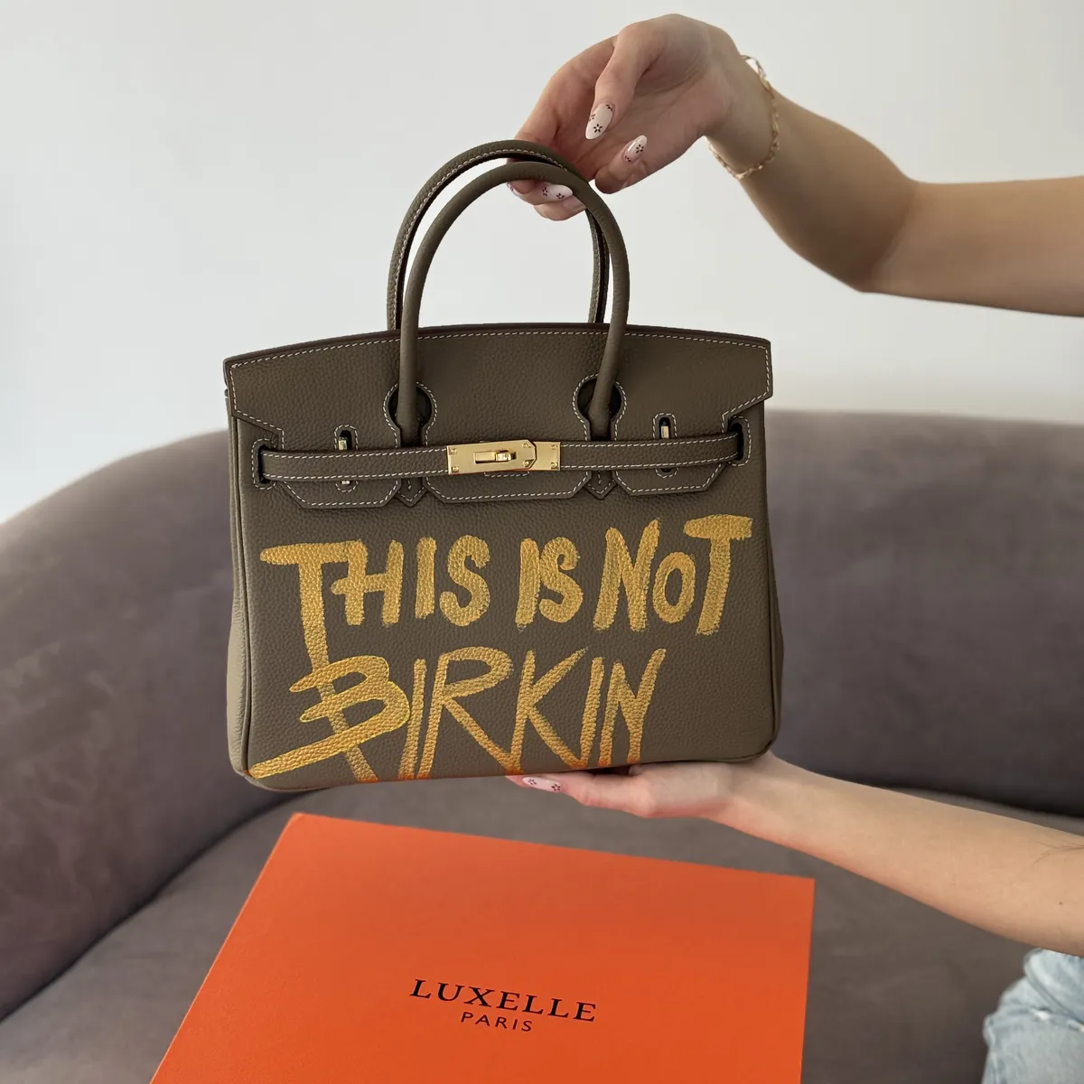 Kabelka Icona 30 Taupe “THIS IS NOT BIRKIN GOLD” – limitovaná edícia 1/1