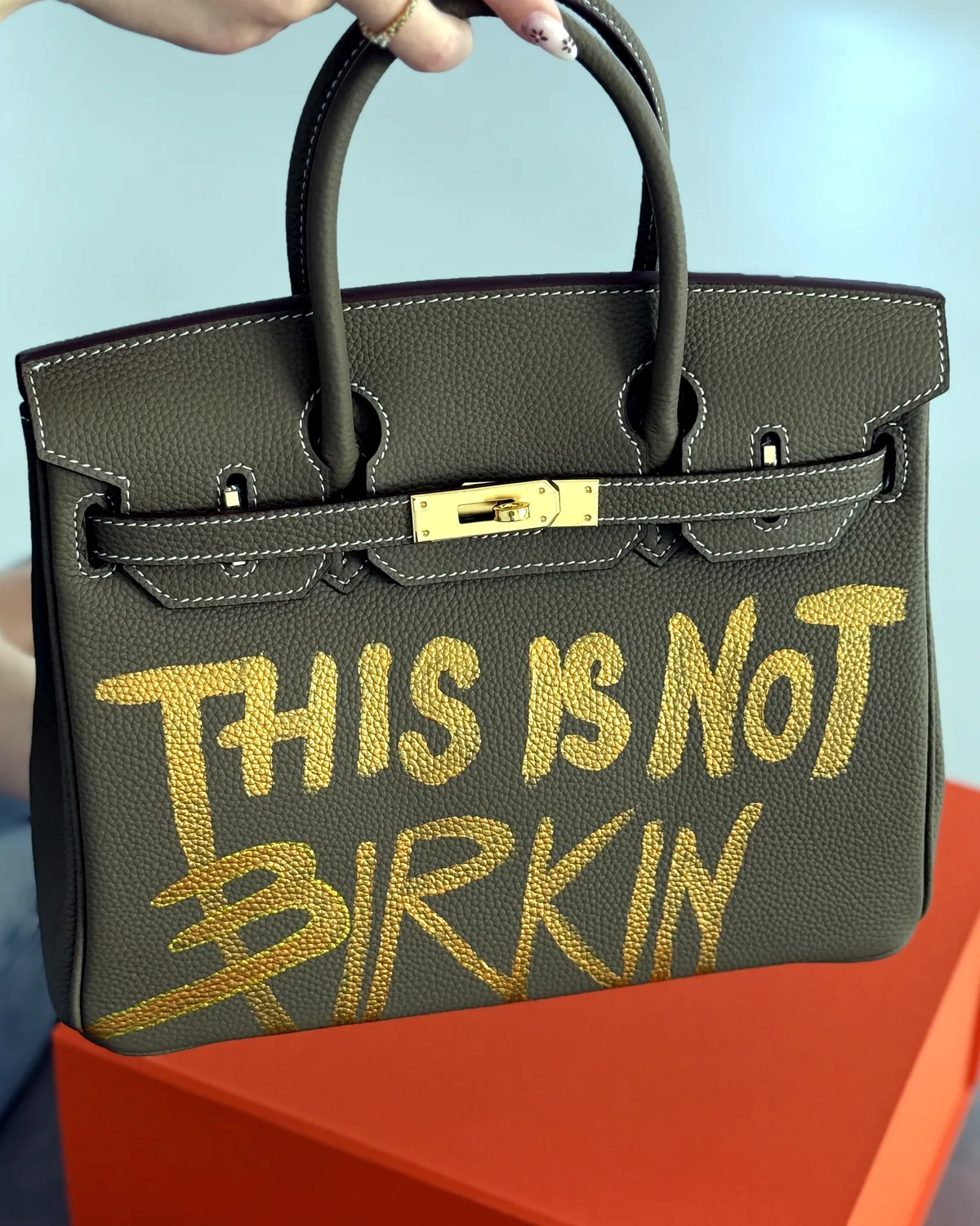Kabelka Icona 30 Taupe “THIS IS NOT BIRKIN GOLD” – limitovaná edícia 1/1