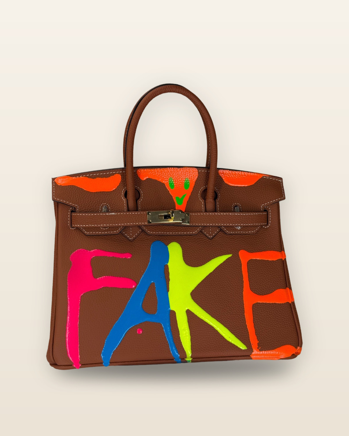 Kabelka Icona 30 Koňaková „Fake Smile“ – Limitovaná edícia 1/1
